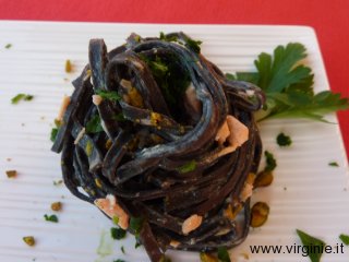 tagliolininerosalmone